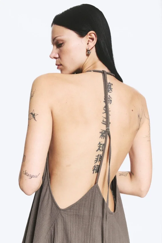 Vestido de corte A con cuello vuelto – Dark Mole Vestido de corte A con cuello vuelto – Dark Mole