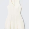 Vestido de neopreno con cuello en V y corte ajustado y acampanado – Blanco Vestido de neopreno con cuello en V y corte ajustado y acampanado – Blanco