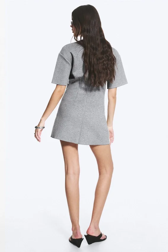 Vestido de punto elástico con tachuelas – Gris jaspeado – Tachuelas Vestido de punto elástico con tachuelas – Gris jaspeado – Tachuelas