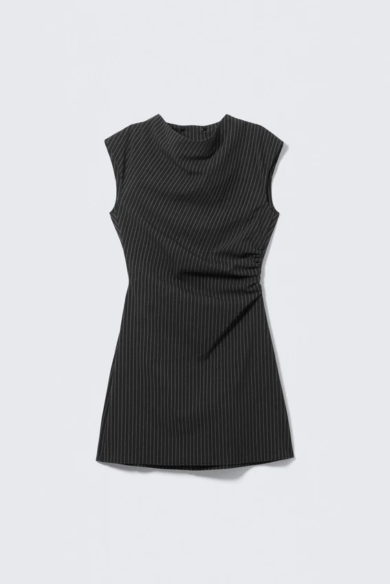 Vestido de traje con espalda abierta – Rayas negras Vestido de traje con espalda abierta – Rayas negras