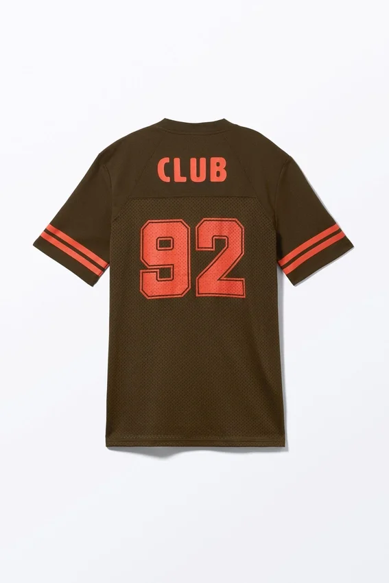 Vestido deportivo tipo camiseta – Marrón oscuro y rojo Vestido deportivo tipo camiseta – Marrón oscuro y rojo