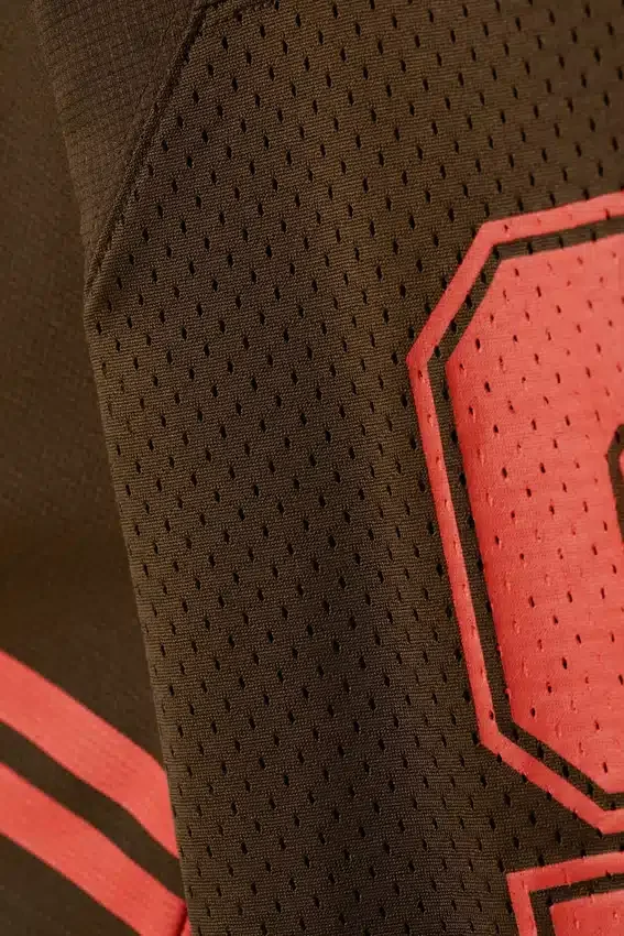 Vestido deportivo tipo camiseta – Marrón oscuro y rojo Vestido deportivo tipo camiseta – Marrón oscuro y rojo