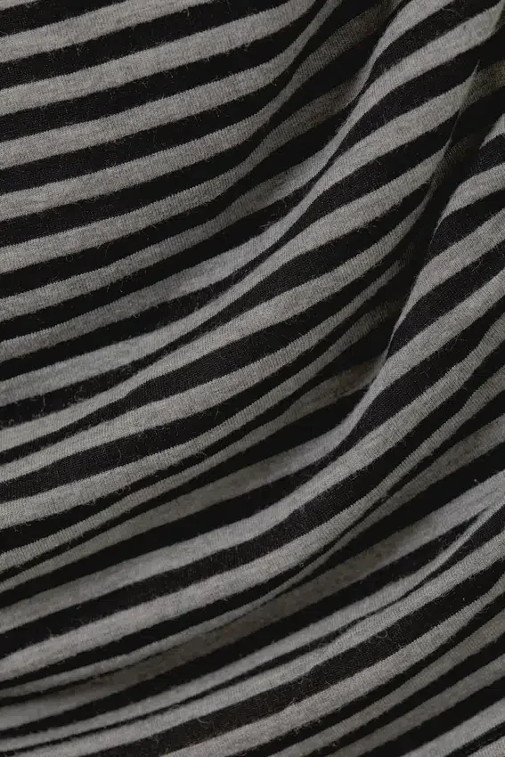 Vestido drapeado asimétrico de manga larga – Rayas negras y grises Vestido drapeado asimétrico de manga larga – Rayas negras y grises