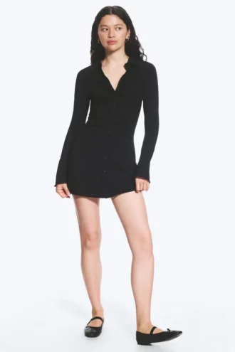 Vestido entallado con fruncidos y manga larga – Negro