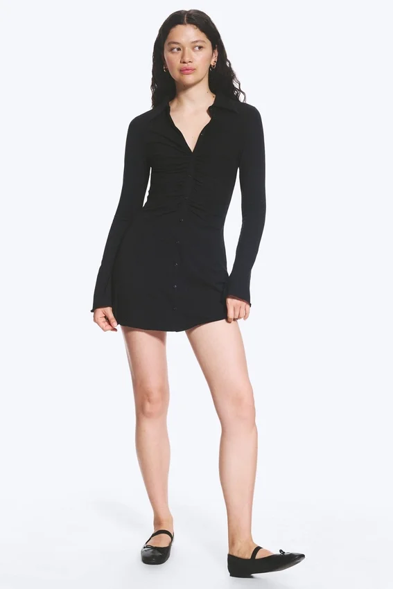 Vestido entallado con fruncidos y manga larga – Negro Vestido entallado con fruncidos y manga larga – Negro