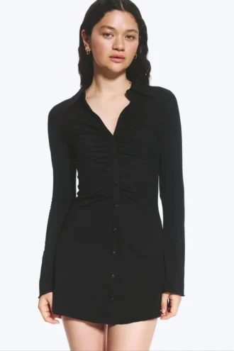 Vestido entallado con fruncidos y manga larga – Negro