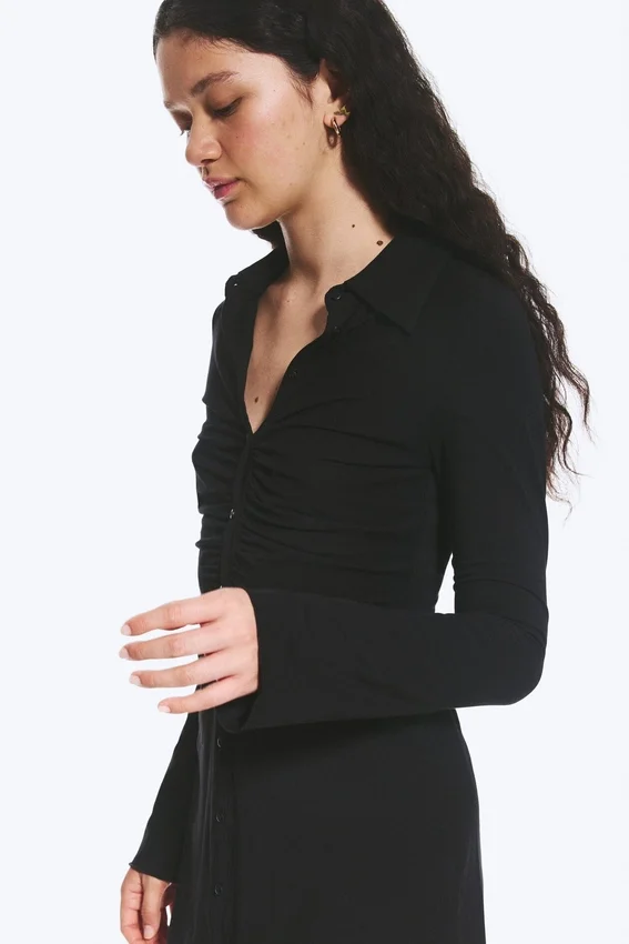 Vestido entallado con fruncidos y manga larga – Negro Vestido entallado con fruncidos y manga larga – Negro