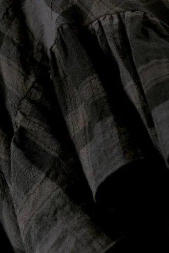 Vestido largo asimétrico sin mangas con volantes – Cuadros gris oscuro