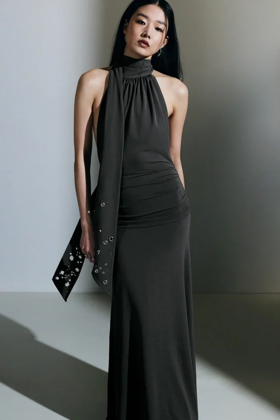 Vestido largo con cuello halter – Gris oscuro Vestido largo con cuello halter – Gris oscuro