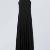 Vestido largo con cuello halter y espalda abierta – Negro Vestido largo con cuello halter y espalda abierta – Negro