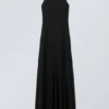 Vestido largo con cuello halter y espalda abierta – Negro Vestido largo con cuello halter y espalda abierta – Negro