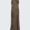 Vestido largo de satén con cuello barco – Dark Mole