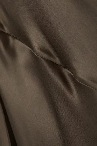Vestido largo de satén con cuello barco – Dark Mole