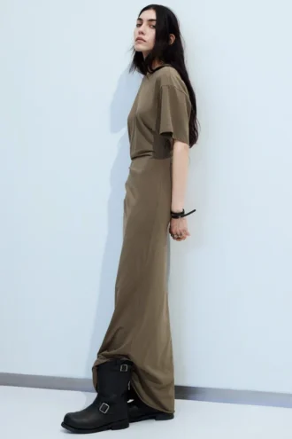 Vestido largo fruncido de manga corta – Dark Mole