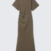 Vestido largo fruncido de manga corta – Dark Mole