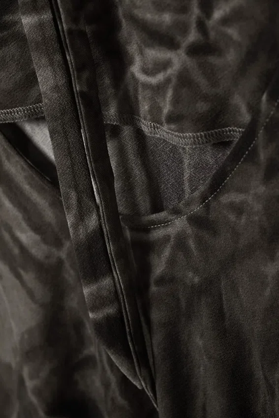 Vestido largo sin mangas con cuello halter – Gris oscuro – Estampado arrugado Vestido largo sin mangas con cuello halter – Gris oscuro – Estampado arrugado