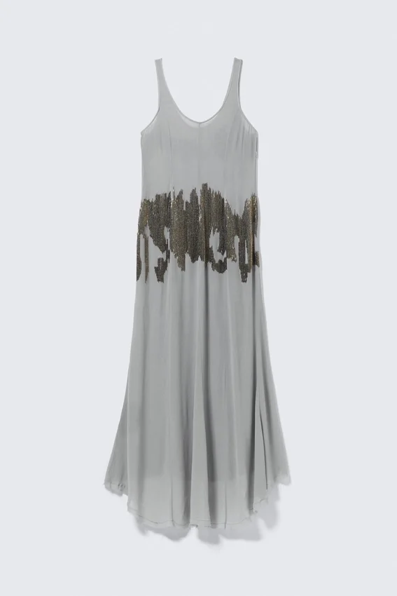 Vestido largo sin mangas con pedrería – Gris claro con pedrería Vestido largo sin mangas con pedrería – Gris claro con pedrería