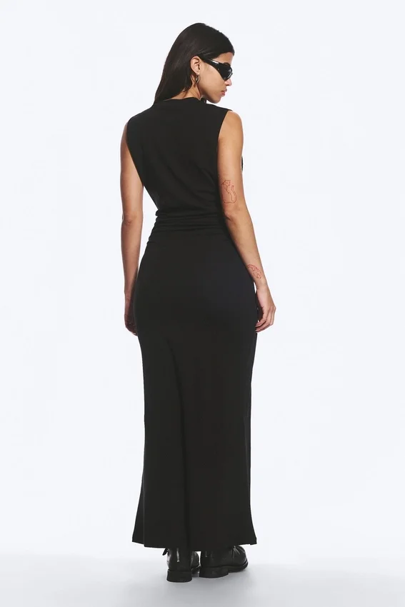 Vestido largo sin mangas con pliegues – Negro Vestido largo sin mangas con pliegues – Negro