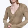 Vestido largo transparente de manga larga y cuello en V – Beige