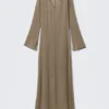 Vestido largo transparente de manga larga y cuello en V – Beige