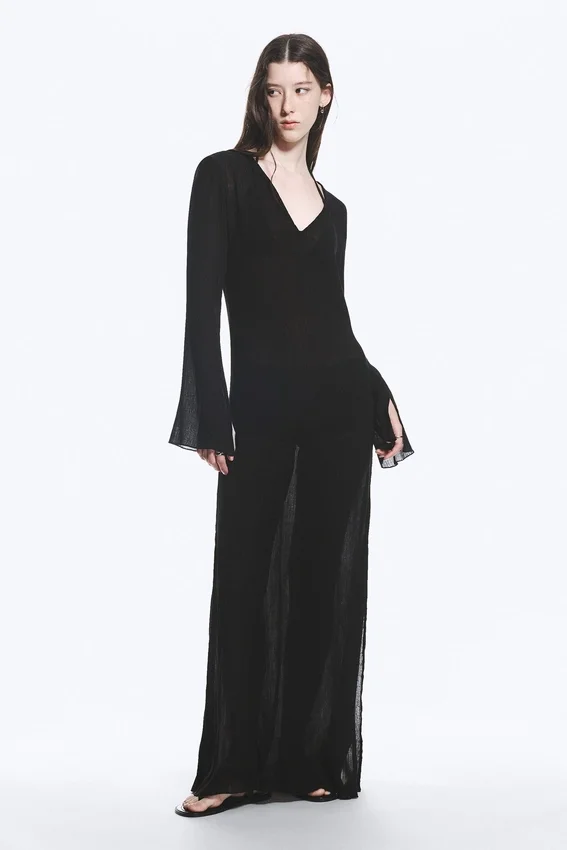 Vestido largo transparente de manga larga y cuello en V – Negro Vestido largo transparente de manga larga y cuello en V – Negro
