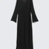Vestido largo transparente de manga larga y cuello en V – Negro Vestido largo transparente de manga larga y cuello en V – Negro