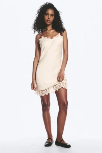 Vestido lencero con ribete de encaje de satén – Beige claro empolvado