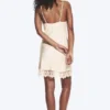 Vestido lencero con ribete de encaje de satén – Beige claro empolvado Vestido lencero con ribete de encaje de satén – Beige claro empolvado