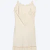 Vestido lencero con ribete de encaje de satén – Beige claro empolvado Vestido lencero con ribete de encaje de satén – Beige claro empolvado