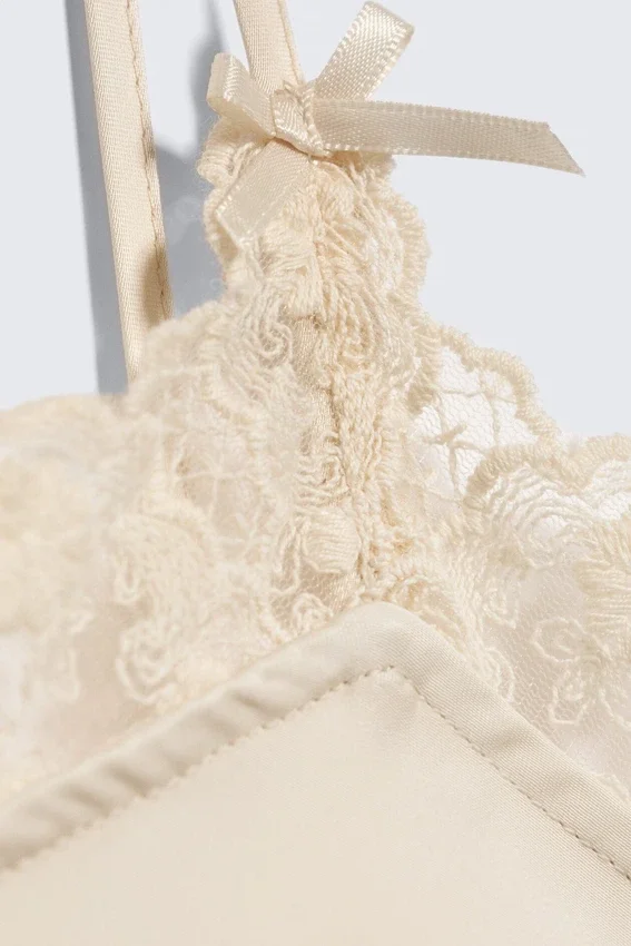 Vestido lencero con ribete de encaje de satén – Beige claro empolvado Vestido lencero con ribete de encaje de satén – Beige claro empolvado