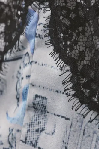 Vestido lencero de corte A con ribetes de encaje – Blanco periódico/Azul llama