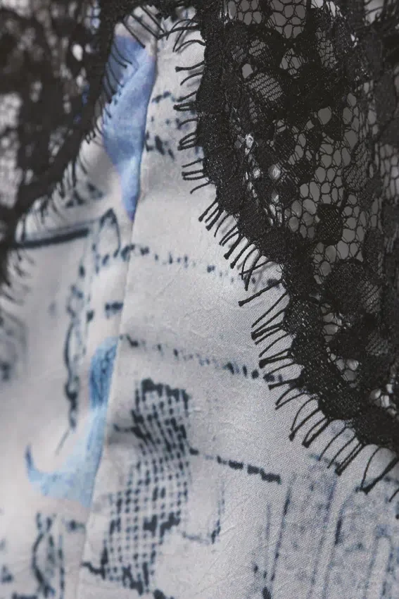 Vestido lencero de corte A con ribetes de encaje – Blanco periódico/Azul llama Vestido lencero de corte A con ribetes de encaje – Blanco periódico/Azul llama