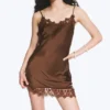 Vestido lencero de satén con ribete de encaje – Marrón oscuro Vestido lencero de satén con ribete de encaje – Marrón oscuro