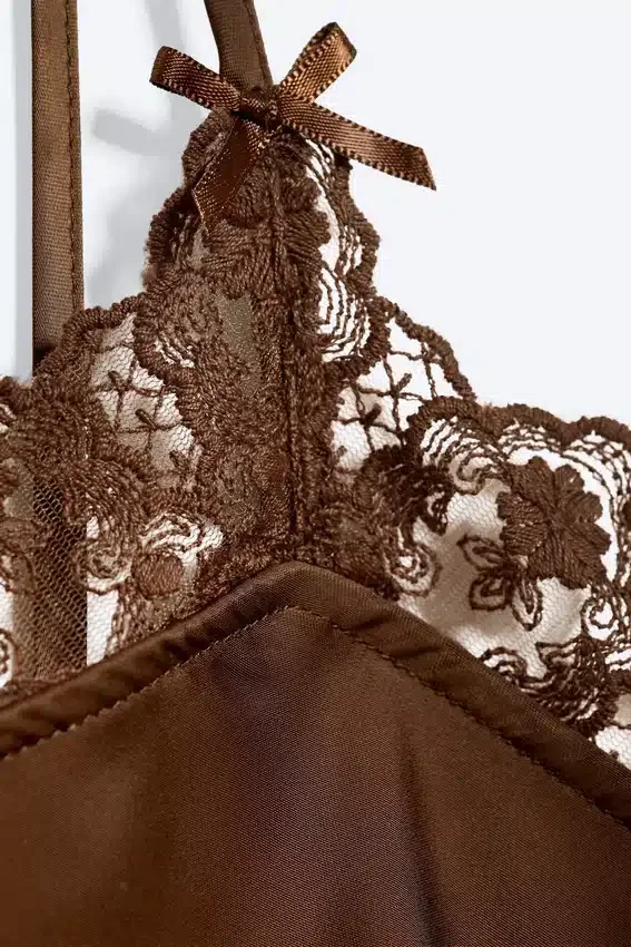 Vestido lencero de satén con ribete de encaje – Marrón oscuro Vestido lencero de satén con ribete de encaje – Marrón oscuro
