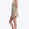 Vestido liso asimétrico – Verde caqui apagado – Flor Vestido liso asimétrico – Verde caqui apagado – Flor