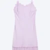 Vestido liso con ribete de encaje satinado – Lila claro Vestido liso con ribete de encaje satinado – Lila claro