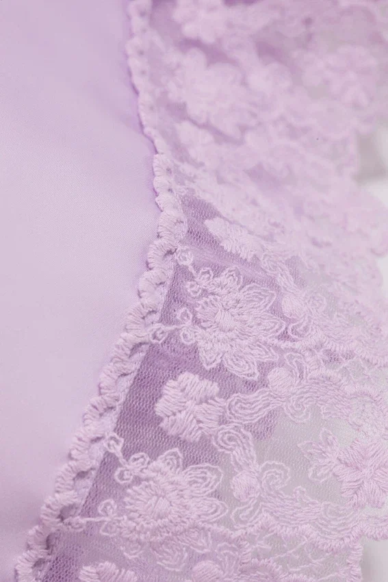 Vestido liso con ribete de encaje satinado – Lila claro Vestido liso con ribete de encaje satinado – Lila claro