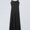Vestido liso largo de satén – Negro Vestido liso largo de satén – Negro
