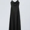 Vestido liso largo de satén – Negro Vestido liso largo de satén – Negro