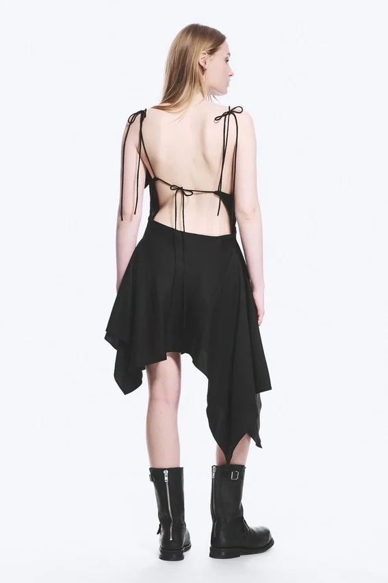 Vestido midi asimétrico sin mangas con cuello cowl – Negro Vestido midi asimétrico sin mangas con cuello cowl – Negro