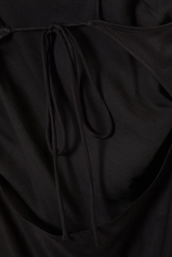 Vestido midi asimétrico sin mangas con cuello cowl – Negro Vestido midi asimétrico sin mangas con cuello cowl – Negro