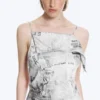 Vestido midi asimétrico sin mangas con cuello vuelto – Estampado en negro y blanco
