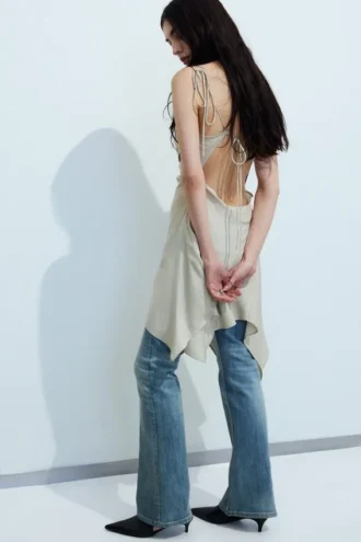 Vestido midi asimétrico sin mangas con cuello vuelto – Light Mole