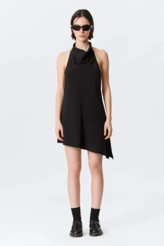 Vestido midi con cuello halter drapeado y cuello cowl – Negro