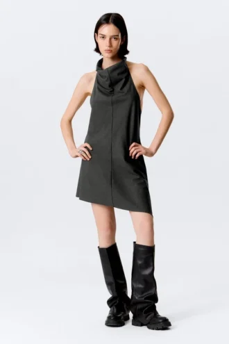 Vestido midi con cuello halter drapeado y cuello cowl – Rayas gris oscuro