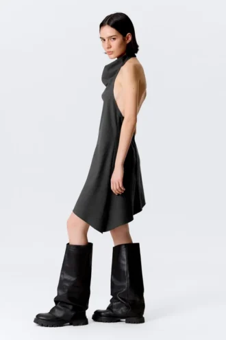Vestido midi con cuello halter drapeado y cuello cowl – Rayas gris oscuro