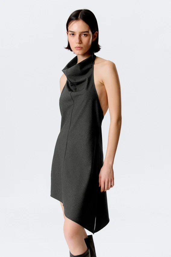 Vestido midi con cuello halter drapeado y cuello cowl – Rayas gris oscuro Vestido midi con cuello halter drapeado y cuello cowl – Rayas gris oscuro
