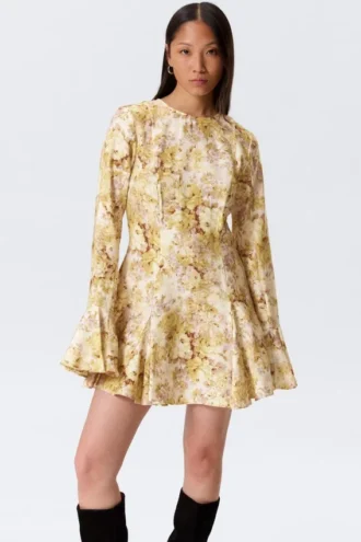 Vestido mini ajustado de manga larga con volantes – Estampado floral amarillo