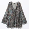Vestido mini con cuello en V y volantes – Estampado de leopardo y cachemira