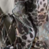 Vestido mini con cuello en V y volantes – Estampado de leopardo y cachemira